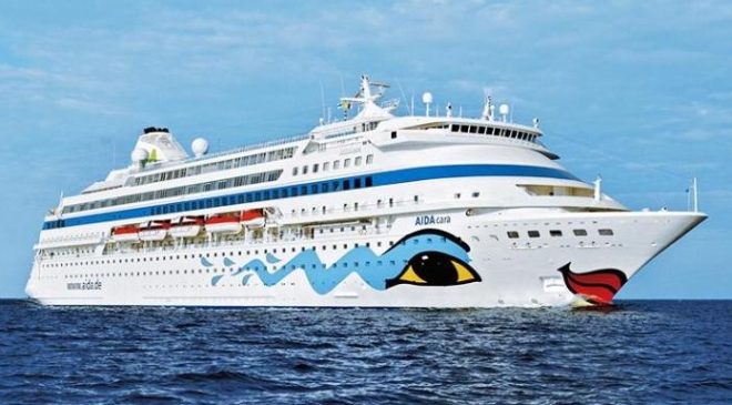 Rus Kruvaziyer Gemi Samsun Limanı’na Döndü: Turistlere Kırmızı Halı ve Çiçekli Karşılama