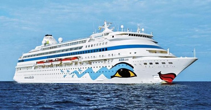 Rus Kruvaziyer Gemi Samsun Limanı’na Döndü: Turistlere Kırmızı Halı ve Çiçekli Karşılama